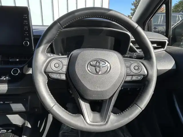 トヨタ カローラツーリング ハイブリッド ダブルバイビー 大阪府 2021(令3)年 4.7万km スパークリングブラックパールクリスタルシャイン トヨタセーフティセンス/・アダプティクブクルーズコントロール/・プリクラッシュセーフティー/・レーントレーシングアシスト/・クリアランスソナー/・オートマチックハイビーム/・ロードサインアシスト/純正9インチナビ/・Bluetooth/CD/DVD/AppleCarPlay/ラジオ/　Miracast/AndroidAuto/主要装備/・バックカメラ/・ブラインドスポットモニター/・ヘッドアップディスプレイ/・オートホールド/・ステアリングヒーター/・ステアリングリモコン/・TOMSエアロ（フロント・サイド・リアアンダー・マフラー有）/・ドライブレコーダー/・ETC2.0