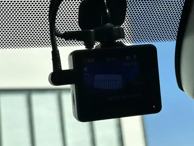 トヨタ カローラツーリング ハイブリッド ダブルバイビー 大阪府 2021(令3)年 4.7万km スパークリングブラックパールクリスタルシャイン トヨタセーフティセンス/・アダプティクブクルーズコントロール/・プリクラッシュセーフティー/・レーントレーシングアシスト/・クリアランスソナー/・オートマチックハイビーム/・ロードサインアシスト/純正9インチナビ/・Bluetooth/CD/DVD/AppleCarPlay/ラジオ/　Miracast/AndroidAuto/主要装備/・バックカメラ/・ブラインドスポットモニター/・ヘッドアップディスプレイ/・オートホールド/・ステアリングヒーター/・ステアリングリモコン/・TOMSエアロ（フロント・サイド・リアアンダー・マフラー有）/・ドライブレコーダー/・ETC2.0