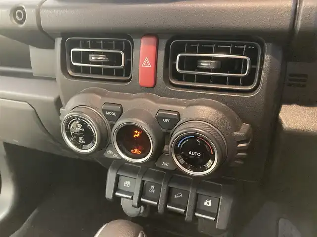 スズキ ジムニー シエラ JC 長崎県 2023(令5)年 0.7万km ブルーイッシュブラックパール3 衝突被害軽減ブレーキ/レーンキープアシスト/クルーズコントロール/社外ディスプレイオーディオ【DAF9Z】/・Bluetooth接続/・HDMI接続/・Apple.Car.Play/・Android.Auto/バックカメラ/ETC/LEDオートヘッドライト/フォグライト/ヘッドライトウォッシャー/ステアリングスイッチ/革巻きステアリング/シートヒーター/ダウンヒルアシスト/アイドリングストップ/スマートキー/スペアキー