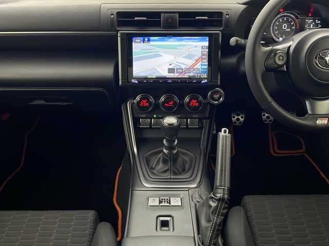トヨタ ＧＲ８６ SZ 秋田県 2022(令4)年 0.8万km マグネタイトグレーメタリック 6MT/社外メモリナビ/　（Bluetooth/TV/HDMI）/バックカメラ/革巻きハンドル/クルーズコントロール/ステアリングスイッチ/ETC/プッシュスタート/前後ドライブレコーダー/社外フロアマット/純正17インチアルミホイール/LEDヘッドライト/オートライト/社外マフラー（ロッソモデロ）/ドアバイザー/スマートキー/スペアキー