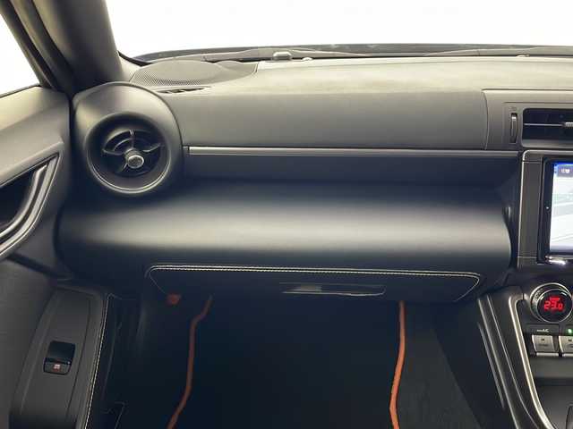 トヨタ ＧＲ８６ SZ 秋田県 2022(令4)年 0.8万km マグネタイトグレーメタリック 6MT/社外メモリナビ/　（Bluetooth/TV/HDMI）/バックカメラ/革巻きハンドル/クルーズコントロール/ステアリングスイッチ/ETC/プッシュスタート/前後ドライブレコーダー/社外フロアマット/純正17インチアルミホイール/LEDヘッドライト/オートライト/社外マフラー（ロッソモデロ）/ドアバイザー/スマートキー/スペアキー