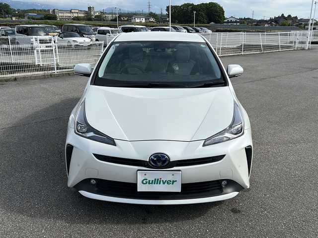 トヨタ プリウス S 富山県 2019(令1)年 3.5万km ホワイトパールクリスタルシャイン 純正ナビ(NSZT-W68T)/(TV/CD/DVD/BTA)/全方位カメラ　/衝突被害軽減ブレーキ　/レーダークルーズコントロール　/コーナーセンサー　/オートハイビーム　/純正ドライブレコーダー　/純正ビルトインＥＴＣ　/ＬＥＤヘッドライト　/レーンアシスト/ふらつき防止/取扱説明書/ナビ取扱説明書/保証書/記録簿