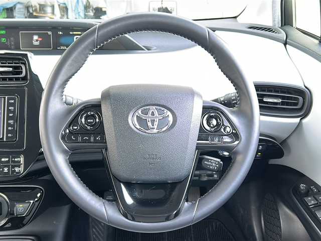トヨタ プリウス S 富山県 2019(令1)年 3.5万km ホワイトパールクリスタルシャイン 純正ナビ(NSZT-W68T)/(TV/CD/DVD/BTA)/全方位カメラ　/衝突被害軽減ブレーキ　/レーダークルーズコントロール　/コーナーセンサー　/オートハイビーム　/純正ドライブレコーダー　/純正ビルトインＥＴＣ　/ＬＥＤヘッドライト　/レーンアシスト/ふらつき防止/取扱説明書/ナビ取扱説明書/保証書/記録簿