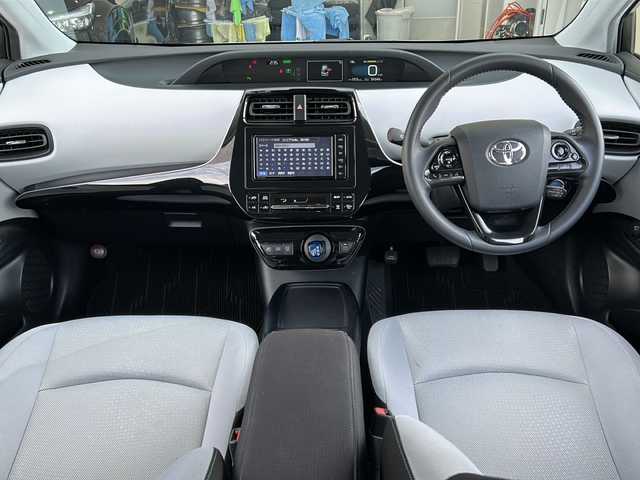 トヨタ プリウス S 富山県 2019(令1)年 3.5万km ホワイトパールクリスタルシャイン 純正ナビ(NSZT-W68T)/(TV/CD/DVD/BTA)/全方位カメラ　/衝突被害軽減ブレーキ　/レーダークルーズコントロール　/コーナーセンサー　/オートハイビーム　/純正ドライブレコーダー　/純正ビルトインＥＴＣ　/ＬＥＤヘッドライト　/レーンアシスト/ふらつき防止/取扱説明書/ナビ取扱説明書/保証書/記録簿