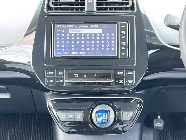 トヨタ プリウス S 富山県 2019(令1)年 3.5万km ホワイトパールクリスタルシャイン 純正ナビ(NSZT-W68T)/(TV/CD/DVD/BTA)/全方位カメラ　/衝突被害軽減ブレーキ　/レーダークルーズコントロール　/コーナーセンサー　/オートハイビーム　/純正ドライブレコーダー　/純正ビルトインＥＴＣ　/ＬＥＤヘッドライト　/レーンアシスト/ふらつき防止/取扱説明書/ナビ取扱説明書/保証書/記録簿