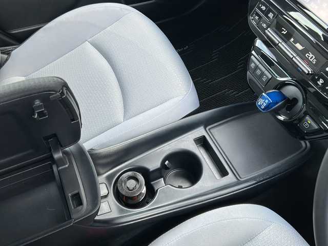 トヨタ プリウス S 富山県 2019(令1)年 3.5万km ホワイトパールクリスタルシャイン 純正ナビ(NSZT-W68T)/(TV/CD/DVD/BTA)/全方位カメラ　/衝突被害軽減ブレーキ　/レーダークルーズコントロール　/コーナーセンサー　/オートハイビーム　/純正ドライブレコーダー　/純正ビルトインＥＴＣ　/ＬＥＤヘッドライト　/レーンアシスト/ふらつき防止/取扱説明書/ナビ取扱説明書/保証書/記録簿