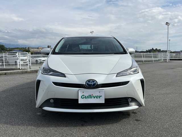 トヨタ プリウス S 富山県 2019(令1)年 3.5万km ホワイトパールクリスタルシャイン 純正ナビ(NSZT-W68T)/(TV/CD/DVD/BTA)/全方位カメラ　/衝突被害軽減ブレーキ　/レーダークルーズコントロール　/コーナーセンサー　/オートハイビーム　/純正ドライブレコーダー　/純正ビルトインＥＴＣ　/ＬＥＤヘッドライト　/レーンアシスト/ふらつき防止/取扱説明書/ナビ取扱説明書/保証書/記録簿