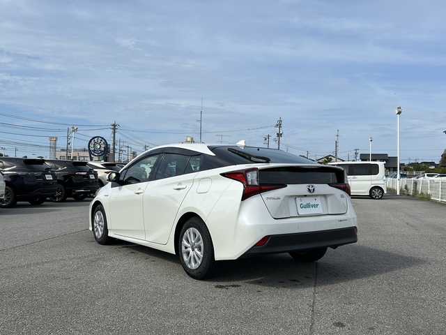 トヨタ プリウス S 富山県 2019(令1)年 3.5万km ホワイトパールクリスタルシャイン 純正ナビ(NSZT-W68T)/(TV/CD/DVD/BTA)/全方位カメラ　/衝突被害軽減ブレーキ　/レーダークルーズコントロール　/コーナーセンサー　/オートハイビーム　/純正ドライブレコーダー　/純正ビルトインＥＴＣ　/ＬＥＤヘッドライト　/レーンアシスト/ふらつき防止/取扱説明書/ナビ取扱説明書/保証書/記録簿