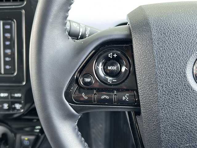 トヨタ プリウス S 富山県 2019(令1)年 3.5万km ホワイトパールクリスタルシャイン 純正ナビ(NSZT-W68T)/(TV/CD/DVD/BTA)/全方位カメラ　/衝突被害軽減ブレーキ　/レーダークルーズコントロール　/コーナーセンサー　/オートハイビーム　/純正ドライブレコーダー　/純正ビルトインＥＴＣ　/ＬＥＤヘッドライト　/レーンアシスト/ふらつき防止/取扱説明書/ナビ取扱説明書/保証書/記録簿