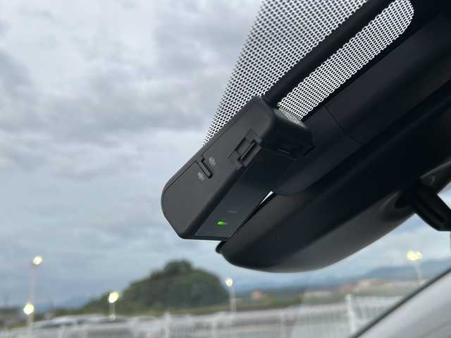 トヨタ プリウス S 富山県 2019(令1)年 3.5万km ホワイトパールクリスタルシャイン 純正ナビ(NSZT-W68T)/(TV/CD/DVD/BTA)/全方位カメラ　/衝突被害軽減ブレーキ　/レーダークルーズコントロール　/コーナーセンサー　/オートハイビーム　/純正ドライブレコーダー　/純正ビルトインＥＴＣ　/ＬＥＤヘッドライト　/レーンアシスト/ふらつき防止/取扱説明書/ナビ取扱説明書/保証書/記録簿