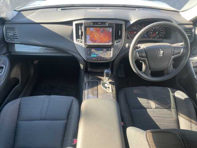 トヨタ クラウン アスリート アスリート 静岡県 2015(平27)年 1.4万km ホワイトパールクリスタルシャイン ワンオーナー/純正ナビ（TV.BT.AM.FM）/純正LEDヘッドライト/純正アルミホイール18インチ/純正フロアマット/純正バイザー/クルーズコントロール追従なし/衝突軽減システム/エンジンプッシュスタート/ETC/スマートキー