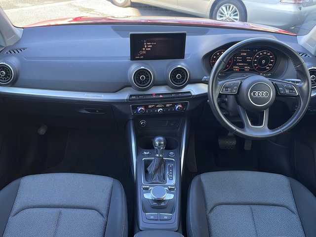 アウディ Ｑ２ 1．0 TFSI スポーツ 東京都 2017(平29)年 5.7万km ブリリアントレッド ワンオーナー/ETC/フルセグTV/バーチャルコックピット/純正メモリナビ/Bluetooth/バックカメラ/電動リアゲート/衝突被害軽減システム/横滑り防止装置/盗難防止装置/コーナーセンサー：前後/レーンキープアシスト/シートヒーター/純正フロアマット/アルミホイール17インチ/冷房：AAC/USB入力端子/スマートキー×2