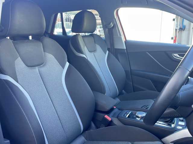 アウディ Ｑ２ 1．0 TFSI スポーツ 東京都 2017(平29)年 5.7万km ブリリアントレッド ワンオーナー/ETC/フルセグTV/バーチャルコックピット/純正メモリナビ/Bluetooth/バックカメラ/電動リアゲート/衝突被害軽減システム/横滑り防止装置/盗難防止装置/コーナーセンサー：前後/レーンキープアシスト/シートヒーター/純正フロアマット/アルミホイール17インチ/冷房：AAC/USB入力端子/スマートキー×2