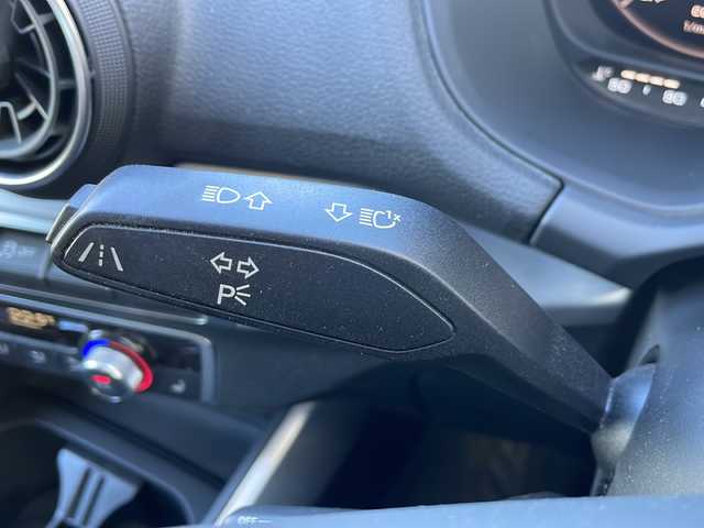 アウディ Ｑ２ 1．0 TFSI スポーツ 東京都 2017(平29)年 5.7万km ブリリアントレッド ワンオーナー/ETC/フルセグTV/バーチャルコックピット/純正メモリナビ/Bluetooth/バックカメラ/電動リアゲート/衝突被害軽減システム/横滑り防止装置/盗難防止装置/コーナーセンサー：前後/レーンキープアシスト/シートヒーター/純正フロアマット/アルミホイール17インチ/冷房：AAC/USB入力端子/スマートキー×2