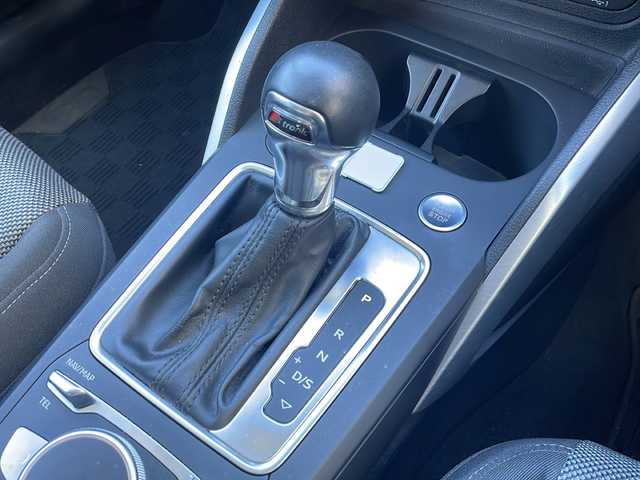 アウディ Ｑ２ 1．0 TFSI スポーツ 東京都 2017(平29)年 5.7万km ブリリアントレッド ワンオーナー/ETC/フルセグTV/バーチャルコックピット/純正メモリナビ/Bluetooth/バックカメラ/電動リアゲート/衝突被害軽減システム/横滑り防止装置/盗難防止装置/コーナーセンサー：前後/レーンキープアシスト/シートヒーター/純正フロアマット/アルミホイール17インチ/冷房：AAC/USB入力端子/スマートキー×2