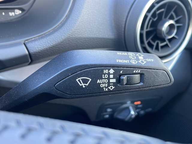 アウディ Ｑ２ 1．0 TFSI スポーツ 東京都 2017(平29)年 5.7万km ブリリアントレッド ワンオーナー/ETC/フルセグTV/バーチャルコックピット/純正メモリナビ/Bluetooth/バックカメラ/電動リアゲート/衝突被害軽減システム/横滑り防止装置/盗難防止装置/コーナーセンサー：前後/レーンキープアシスト/シートヒーター/純正フロアマット/アルミホイール17インチ/冷房：AAC/USB入力端子/スマートキー×2