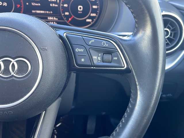 アウディ Ｑ２ 1．0 TFSI スポーツ 東京都 2017(平29)年 5.7万km ブリリアントレッド ワンオーナー/ETC/フルセグTV/バーチャルコックピット/純正メモリナビ/Bluetooth/バックカメラ/電動リアゲート/衝突被害軽減システム/横滑り防止装置/盗難防止装置/コーナーセンサー：前後/レーンキープアシスト/シートヒーター/純正フロアマット/アルミホイール17インチ/冷房：AAC/USB入力端子/スマートキー×2