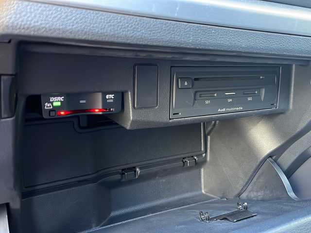 アウディ Ｑ２ 1．0 TFSI スポーツ 東京都 2017(平29)年 5.7万km ブリリアントレッド ワンオーナー/ETC/フルセグTV/バーチャルコックピット/純正メモリナビ/Bluetooth/バックカメラ/電動リアゲート/衝突被害軽減システム/横滑り防止装置/盗難防止装置/コーナーセンサー：前後/レーンキープアシスト/シートヒーター/純正フロアマット/アルミホイール17インチ/冷房：AAC/USB入力端子/スマートキー×2