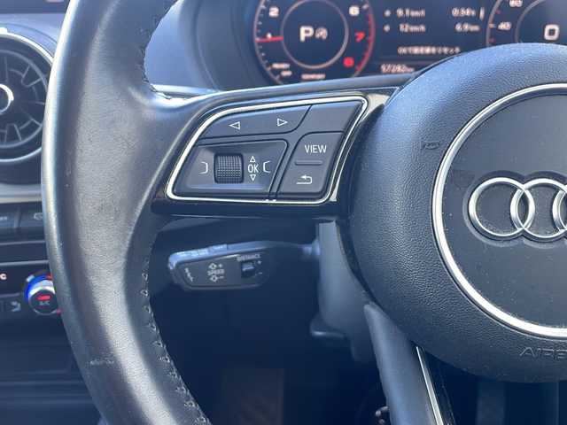 アウディ Ｑ２ 1．0 TFSI スポーツ 東京都 2017(平29)年 5.7万km ブリリアントレッド ワンオーナー/ETC/フルセグTV/バーチャルコックピット/純正メモリナビ/Bluetooth/バックカメラ/電動リアゲート/衝突被害軽減システム/横滑り防止装置/盗難防止装置/コーナーセンサー：前後/レーンキープアシスト/シートヒーター/純正フロアマット/アルミホイール17インチ/冷房：AAC/USB入力端子/スマートキー×2