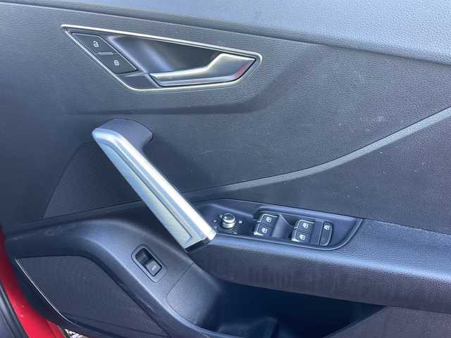 アウディ Ｑ２ 1．0 TFSI スポーツ 東京都 2017(平29)年 5.7万km ブリリアントレッド ワンオーナー/ETC/フルセグTV/バーチャルコックピット/純正メモリナビ/Bluetooth/バックカメラ/電動リアゲート/衝突被害軽減システム/横滑り防止装置/盗難防止装置/コーナーセンサー：前後/レーンキープアシスト/シートヒーター/純正フロアマット/アルミホイール17インチ/冷房：AAC/USB入力端子/スマートキー×2