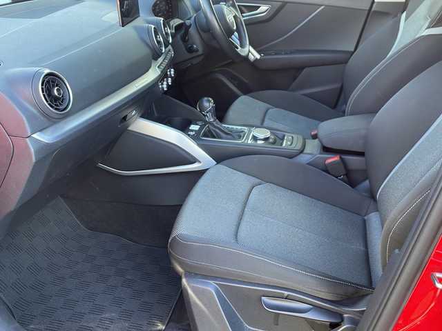 アウディ Ｑ２ 1．0 TFSI スポーツ 東京都 2017(平29)年 5.7万km ブリリアントレッド ワンオーナー/ETC/フルセグTV/バーチャルコックピット/純正メモリナビ/Bluetooth/バックカメラ/電動リアゲート/衝突被害軽減システム/横滑り防止装置/盗難防止装置/コーナーセンサー：前後/レーンキープアシスト/シートヒーター/純正フロアマット/アルミホイール17インチ/冷房：AAC/USB入力端子/スマートキー×2