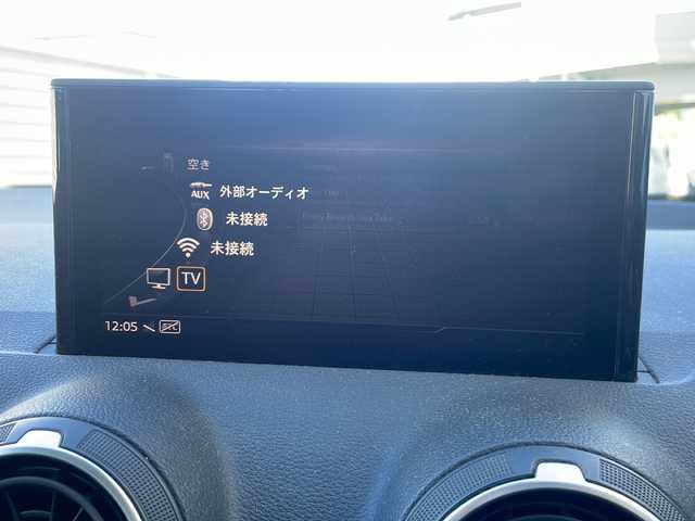 アウディ Ｑ２ 1．0 TFSI スポーツ 東京都 2017(平29)年 5.7万km ブリリアントレッド ワンオーナー/ETC/フルセグTV/バーチャルコックピット/純正メモリナビ/Bluetooth/バックカメラ/電動リアゲート/衝突被害軽減システム/横滑り防止装置/盗難防止装置/コーナーセンサー：前後/レーンキープアシスト/シートヒーター/純正フロアマット/アルミホイール17インチ/冷房：AAC/USB入力端子/スマートキー×2