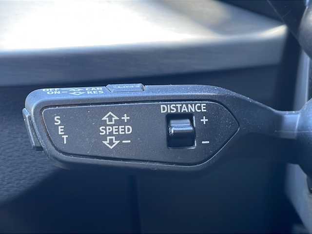 アウディ Ｑ２ 1．0 TFSI スポーツ 東京都 2017(平29)年 5.7万km ブリリアントレッド ワンオーナー/ETC/フルセグTV/バーチャルコックピット/純正メモリナビ/Bluetooth/バックカメラ/電動リアゲート/衝突被害軽減システム/横滑り防止装置/盗難防止装置/コーナーセンサー：前後/レーンキープアシスト/シートヒーター/純正フロアマット/アルミホイール17インチ/冷房：AAC/USB入力端子/スマートキー×2