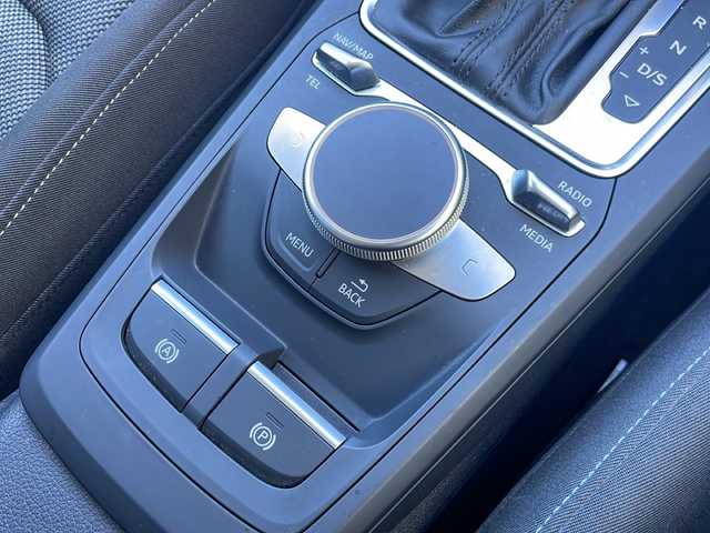 アウディ Ｑ２ 1．0 TFSI スポーツ 東京都 2017(平29)年 5.7万km ブリリアントレッド ワンオーナー/ETC/フルセグTV/バーチャルコックピット/純正メモリナビ/Bluetooth/バックカメラ/電動リアゲート/衝突被害軽減システム/横滑り防止装置/盗難防止装置/コーナーセンサー：前後/レーンキープアシスト/シートヒーター/純正フロアマット/アルミホイール17インチ/冷房：AAC/USB入力端子/スマートキー×2