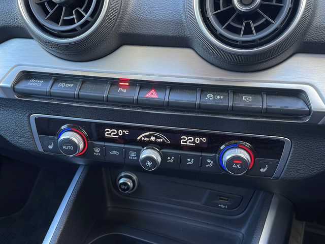 アウディ Ｑ２ 1．0 TFSI スポーツ 東京都 2017(平29)年 5.7万km ブリリアントレッド ワンオーナー/ETC/フルセグTV/バーチャルコックピット/純正メモリナビ/Bluetooth/バックカメラ/電動リアゲート/衝突被害軽減システム/横滑り防止装置/盗難防止装置/コーナーセンサー：前後/レーンキープアシスト/シートヒーター/純正フロアマット/アルミホイール17インチ/冷房：AAC/USB入力端子/スマートキー×2