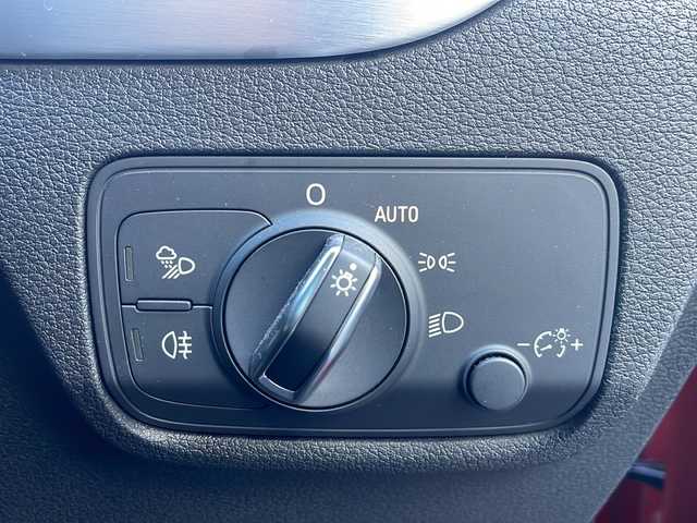 アウディ Ｑ２ 1．0 TFSI スポーツ 東京都 2017(平29)年 5.7万km ブリリアントレッド ワンオーナー/ETC/フルセグTV/バーチャルコックピット/純正メモリナビ/Bluetooth/バックカメラ/電動リアゲート/衝突被害軽減システム/横滑り防止装置/盗難防止装置/コーナーセンサー：前後/レーンキープアシスト/シートヒーター/純正フロアマット/アルミホイール17インチ/冷房：AAC/USB入力端子/スマートキー×2