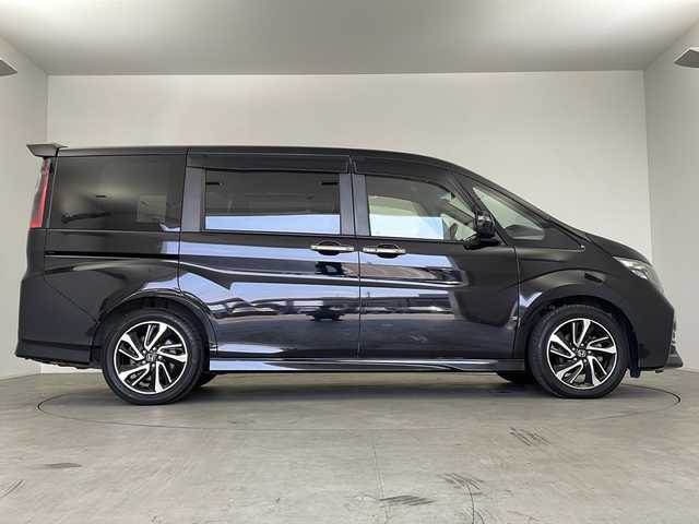 ホンダ ステップワゴン スパーダ クルスピセンシング 鹿児島県 2016(平28)年 5.4万km プレミアムスパークルブラックパール 純正ナビ/　(CD/DVD/USB/HDMI/Bluetooth)/フルセグTV/マルチビューカメラ/純正フリップダウンモニター/純正ドライブレコーダー/ステアリングスイッチ/パドルシフト/アダプティブクルーズコントロール/ホンダセンシング/　・衝突軽減ブレーキ/　・路外逸脱抑制システム/　・標識認識機能/アイドリングストップ/プッシュエンジンスタート/スマートキー×2/両側パワースライドドア/ハーフレザー調シート/前席シートヒーター/リア席サイドサンシェード/純正フロアマット/わくわくゲート/ドアバイザー/LEDヘッドライト/フォグランプ/オートライト/ウィンカー付き電動格納ミラー/取扱説明書/ナビ取扱説明書