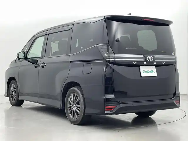 トヨタ ヴォクシー S－G 熊本県 2023(令5)年 2.2万km アティチュードブラックマイカ 純正10.5インチディスプレイオーディオ　/（フルセグ・ＢＴ・ＣＤ・DVD・ApplCarPlay・AndroidAuto・HDMI・USB）　/バックカメラ/純正前方ドライブレコーダーDRTーH68A/ビルトインETC2.0/両側パワースライドドア/前後クリアランスソナー/トヨタセーフティーセンス/・プリクラッシュセーフティ/・レーントレーシングアシスト/・レーンディパーチャーアラート/・レーダークルーズコントロール/・アダブティブハイビームシステム/・ロードサインアシスト/・ドライバー異常対応システム/・発進お知らせ機能/・フロントクロストラフィックアラート/・レーンチェンジアシスト/横滑り防止/純正フロアマット/純正１６インチAW/オートライト/オートマチックハイビーム/LEDヘッドライト/スマートキー/プッシュスタート/スペアキー1本