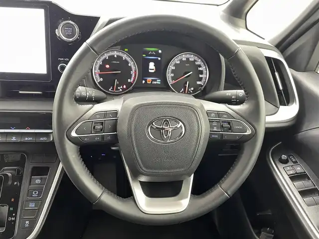 トヨタ ヴォクシー S－G 熊本県 2023(令5)年 2.2万km アティチュードブラックマイカ 純正10.5インチディスプレイオーディオ　/（フルセグ・ＢＴ・ＣＤ・DVD・ApplCarPlay・AndroidAuto・HDMI・USB）　/バックカメラ/純正前方ドライブレコーダーDRTーH68A/ビルトインETC2.0/両側パワースライドドア/前後クリアランスソナー/トヨタセーフティーセンス/・プリクラッシュセーフティ/・レーントレーシングアシスト/・レーンディパーチャーアラート/・レーダークルーズコントロール/・アダブティブハイビームシステム/・ロードサインアシスト/・ドライバー異常対応システム/・発進お知らせ機能/・フロントクロストラフィックアラート/・レーンチェンジアシスト/横滑り防止/純正フロアマット/純正１６インチAW/オートライト/オートマチックハイビーム/LEDヘッドライト/スマートキー/プッシュスタート/スペアキー1本