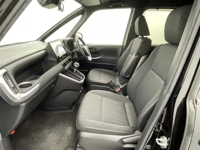 トヨタ ヴォクシー S－G 熊本県 2023(令5)年 2.2万km アティチュードブラックマイカ 純正10.5インチディスプレイオーディオ　/（フルセグ・ＢＴ・ＣＤ・DVD・ApplCarPlay・AndroidAuto・HDMI・USB）　/バックカメラ/純正前方ドライブレコーダーDRTーH68A/ビルトインETC2.0/両側パワースライドドア/前後クリアランスソナー/トヨタセーフティーセンス/・プリクラッシュセーフティ/・レーントレーシングアシスト/・レーンディパーチャーアラート/・レーダークルーズコントロール/・アダブティブハイビームシステム/・ロードサインアシスト/・ドライバー異常対応システム/・発進お知らせ機能/・フロントクロストラフィックアラート/・レーンチェンジアシスト/横滑り防止/純正フロアマット/純正１６インチAW/オートライト/オートマチックハイビーム/LEDヘッドライト/スマートキー/プッシュスタート/スペアキー1本