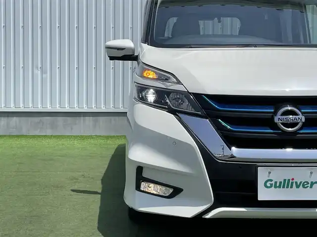 日産 セレナ e－パワー ハイウェイスター V 香川県 2019(平31)年 5.9万km ブリリアントホワイトパール 登録時走行距離：58184km/ディーラー純正9型ナビ/　CD DVD BT フルセグTV/全方位カメラ/前後ドライブレコーダー/ビルトインETC/デジタルインナーミラー/両側パワースライドドア/エマージェンシーブレーキ/レーンキープアシスト/レーダークルーズコントロール/クリアランスソナー/横滑り防止装置/オートホールド機能付き電子パーキングブレーキ/ロールサンシェード/ISOFIX/革巻きステアリング/ステアリングスイッチ/プッシュスタート/スマートキー/スペアキー