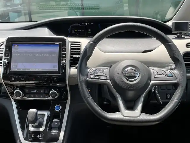 日産 セレナ e－パワー ハイウェイスター V 香川県 2019(平31)年 5.9万km ブリリアントホワイトパール 登録時走行距離：58184km/ディーラー純正9型ナビ/　CD DVD BT フルセグTV/全方位カメラ/前後ドライブレコーダー/ビルトインETC/デジタルインナーミラー/両側パワースライドドア/エマージェンシーブレーキ/レーンキープアシスト/レーダークルーズコントロール/クリアランスソナー/横滑り防止装置/オートホールド機能付き電子パーキングブレーキ/ロールサンシェード/ISOFIX/革巻きステアリング/ステアリングスイッチ/プッシュスタート/スマートキー/スペアキー