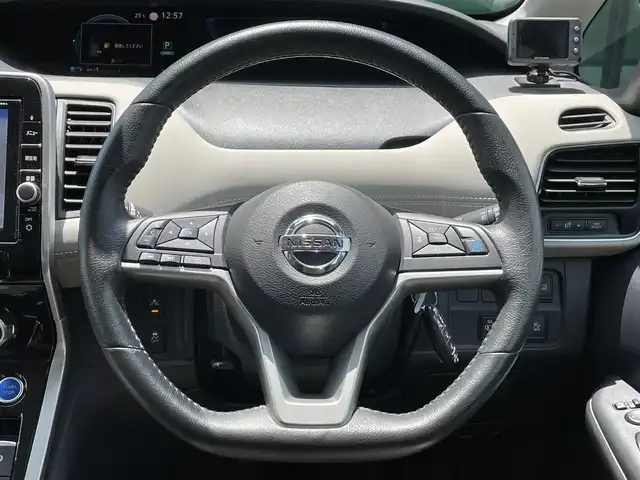 日産 セレナ e－パワー ハイウェイスター V 香川県 2019(平31)年 5.9万km ブリリアントホワイトパール 登録時走行距離：58184km/ディーラー純正9型ナビ/　CD DVD BT フルセグTV/全方位カメラ/前後ドライブレコーダー/ビルトインETC/デジタルインナーミラー/両側パワースライドドア/エマージェンシーブレーキ/レーンキープアシスト/レーダークルーズコントロール/クリアランスソナー/横滑り防止装置/オートホールド機能付き電子パーキングブレーキ/ロールサンシェード/ISOFIX/革巻きステアリング/ステアリングスイッチ/プッシュスタート/スマートキー/スペアキー