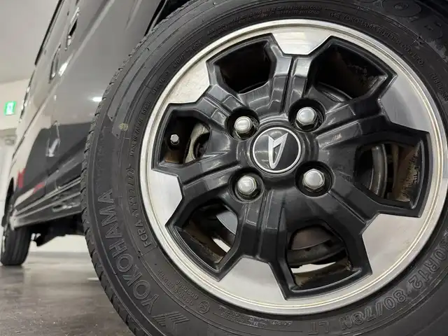 ダイハツ アトレー バン RS 三重県 2022(令4)年 1.8万km ブラックマイカメタリック ガソリン・ターボ/FR/インパネCVT/純正 9インチディスプレイオーディオ/（FM/AM/TV/Bluetooth/USB/iPod/HDMI/AndroidAuto/AppleCarPlay/ドラレコ）/バックカメラ/両側パワースライドドア（タッチ＆ゴーロック機能付）/ドライブレコーダー 前後/ビルトインETC/スマートアシスト/・衝突回避支援ブレーキ機能（対車両・対歩行者（昼夜））/・ブレーキ制御付誤発進抑制機能（前方・後方）/・衝突警報機能（対車両・対歩行者（昼夜））/・車線逸脱抑制制御・車線逸脱警報・路側逸脱警報・ふらつき警報/・全車速追従機能付ACC（アダプティブクルーズコントロール）/・LKC（レーンキープコントロール）/・コーナーセンサー（フロント2個／リヤ4個）/・標識認識機能（進入禁止／最高速度／一時停止）/装備/【OP】視界補助パック（＆バックカメラ）/●スマートインナーミラー/【OP】LEDパック/●LEDヘッドランプ＆フォグランプ、ルームランプ、荷室灯/●アダプティブドライビングビーム/●サイドビューランプ/・革調シートカバー/・オートエアコン/・オートライト/・ステアリングスイッチ/・純正12inAW/・スマートキーx2/など
