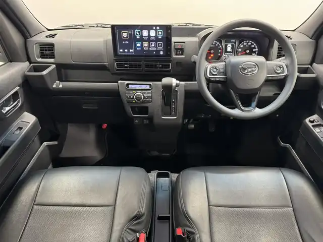ダイハツ アトレー バン RS 三重県 2022(令4)年 1.8万km ブラックマイカメタリック ガソリン・ターボ/FR/インパネCVT/純正 9インチディスプレイオーディオ/（FM/AM/TV/Bluetooth/USB/iPod/HDMI/AndroidAuto/AppleCarPlay/ドラレコ）/バックカメラ/両側パワースライドドア（タッチ＆ゴーロック機能付）/ドライブレコーダー 前後/ビルトインETC/スマートアシスト/・衝突回避支援ブレーキ機能（対車両・対歩行者（昼夜））/・ブレーキ制御付誤発進抑制機能（前方・後方）/・衝突警報機能（対車両・対歩行者（昼夜））/・車線逸脱抑制制御・車線逸脱警報・路側逸脱警報・ふらつき警報/・全車速追従機能付ACC（アダプティブクルーズコントロール）/・LKC（レーンキープコントロール）/・コーナーセンサー（フロント2個／リヤ4個）/・標識認識機能（進入禁止／最高速度／一時停止）/装備/【OP】視界補助パック（＆バックカメラ）/●スマートインナーミラー/【OP】LEDパック/●LEDヘッドランプ＆フォグランプ、ルームランプ、荷室灯/●アダプティブドライビングビーム/●サイドビューランプ/・革調シートカバー/・オートエアコン/・オートライト/・ステアリングスイッチ/・純正12inAW/・スマートキーx2/など