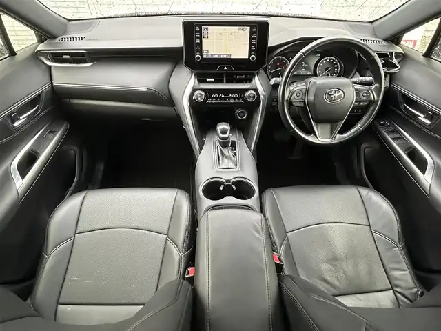 トヨタ ハリアー G 新潟県 2022(令4)年 5万km ホワイトパールクリスタルシャイン ワンオーナー/セーフティセンス/純正8型ナビ/(AM/FM/BT/フルセグ)/バックカメラ/パワーバックドア/ETC2.0/レーダークルーズコントロール/デジタルインナーミラー/Clazzioシートカバー/ハーフレザーシート/パワーシート(D席)/革巻きステアリング/ステアリングスイッチ/コーナーセンサー(前後)/AUTOライト/LEDヘッドライト/フォグランプ/AUTOハイビーム/横滑り防止/プッシュスタート/スマートキー