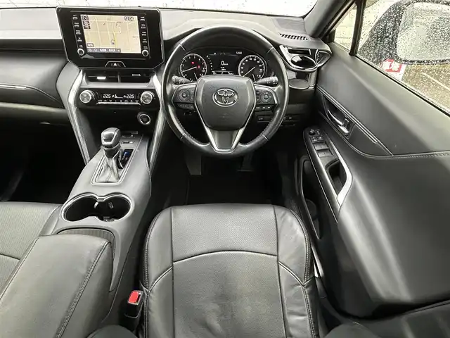 トヨタ ハリアー G 新潟県 2022(令4)年 5万km ホワイトパールクリスタルシャイン ワンオーナー/セーフティセンス/純正8型ナビ/(AM/FM/BT/フルセグ)/バックカメラ/パワーバックドア/ETC2.0/レーダークルーズコントロール/デジタルインナーミラー/Clazzioシートカバー/ハーフレザーシート/パワーシート(D席)/革巻きステアリング/ステアリングスイッチ/コーナーセンサー(前後)/AUTOライト/LEDヘッドライト/フォグランプ/AUTOハイビーム/横滑り防止/プッシュスタート/スマートキー