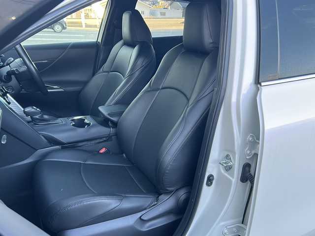 トヨタ ハリアー G 富山県 2022(令4)年 5万km ホワイトパールクリスタルシャイン ワンオーナー/セーフティセンス/純正8型ナビ/(AM/FM/BT/フルセグ)/バックカメラ/パワーバックドア/ETC2.0/レーダークルーズコントロール/デジタルインナーミラー/Clazzioシートカバー/ハーフレザーシート/パワーシート(D席)/革巻きステアリング/ステアリングスイッチ/コーナーセンサー(前後)/AUTOライト/LEDヘッドライト/フォグランプ/AUTOハイビーム/横滑り防止/プッシュスタート/スマートキー