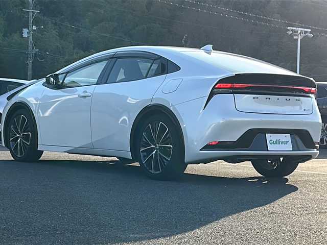 トヨタ プリウス Z 佐賀県 2023(令5)年 1.7万km プラチナホワイトパールマイカ 純正12.3インチディスプレイオーディオ/パノラミックビューモニター/レザーシート/運転席パワーシート/前席シートヒーター/前席シートベンチレーション/デジタルインナーミラー/ブラインドスポットモニター/メモリーシート/ビルトインETC/ステアリングヒーター/パワーバックドア/AC100V/ワイヤレス充電/プリクラッシュセーフティセンス/レーダークルーズコントロール/レーンディパーチャーアラート/リアクロストラフィックアラート/電動パーキングブレーキ/オートブレーキホールド/純正19インチアルミホイール/クリアランスソナー/スマートキー/スペアキー×１