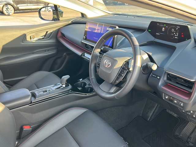 トヨタ プリウス Z 佐賀県 2023(令5)年 1.7万km プラチナホワイトパールマイカ 純正12.3インチディスプレイオーディオ/パノラミックビューモニター/レザーシート/運転席パワーシート/前席シートヒーター/前席シートベンチレーション/デジタルインナーミラー/ブラインドスポットモニター/メモリーシート/ビルトインETC/ステアリングヒーター/パワーバックドア/AC100V/ワイヤレス充電/プリクラッシュセーフティセンス/レーダークルーズコントロール/レーンディパーチャーアラート/リアクロストラフィックアラート/電動パーキングブレーキ/オートブレーキホールド/純正19インチアルミホイール/クリアランスソナー/スマートキー/スペアキー×１