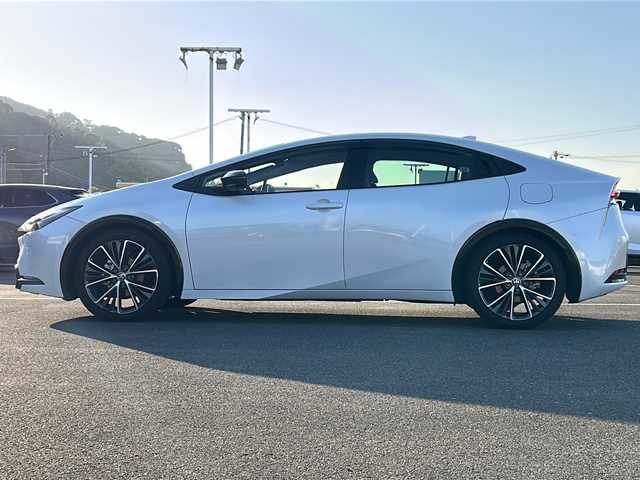 トヨタ プリウス Z 佐賀県 2023(令5)年 1.7万km プラチナホワイトパールマイカ 純正12.3インチディスプレイオーディオ/パノラミックビューモニター/レザーシート/運転席パワーシート/前席シートヒーター/前席シートベンチレーション/デジタルインナーミラー/ブラインドスポットモニター/メモリーシート/ビルトインETC/ステアリングヒーター/パワーバックドア/AC100V/ワイヤレス充電/プリクラッシュセーフティセンス/レーダークルーズコントロール/レーンディパーチャーアラート/リアクロストラフィックアラート/電動パーキングブレーキ/オートブレーキホールド/純正19インチアルミホイール/クリアランスソナー/スマートキー/スペアキー×１