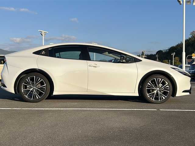 トヨタ プリウス Z 佐賀県 2023(令5)年 1.7万km プラチナホワイトパールマイカ 純正12.3インチディスプレイオーディオ/パノラミックビューモニター/レザーシート/運転席パワーシート/前席シートヒーター/前席シートベンチレーション/デジタルインナーミラー/ブラインドスポットモニター/メモリーシート/ビルトインETC/ステアリングヒーター/パワーバックドア/AC100V/ワイヤレス充電/プリクラッシュセーフティセンス/レーダークルーズコントロール/レーンディパーチャーアラート/リアクロストラフィックアラート/電動パーキングブレーキ/オートブレーキホールド/純正19インチアルミホイール/クリアランスソナー/スマートキー/スペアキー×１