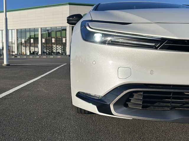 トヨタ プリウス Z 佐賀県 2023(令5)年 1.7万km プラチナホワイトパールマイカ 純正12.3インチディスプレイオーディオ/パノラミックビューモニター/レザーシート/運転席パワーシート/前席シートヒーター/前席シートベンチレーション/デジタルインナーミラー/ブラインドスポットモニター/メモリーシート/ビルトインETC/ステアリングヒーター/パワーバックドア/AC100V/ワイヤレス充電/プリクラッシュセーフティセンス/レーダークルーズコントロール/レーンディパーチャーアラート/リアクロストラフィックアラート/電動パーキングブレーキ/オートブレーキホールド/純正19インチアルミホイール/クリアランスソナー/スマートキー/スペアキー×１