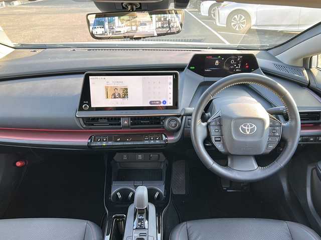 トヨタ プリウス Z 佐賀県 2023(令5)年 1.7万km プラチナホワイトパールマイカ 純正12.3インチディスプレイオーディオ/パノラミックビューモニター/レザーシート/運転席パワーシート/前席シートヒーター/前席シートベンチレーション/デジタルインナーミラー/ブラインドスポットモニター/メモリーシート/ビルトインETC/ステアリングヒーター/パワーバックドア/AC100V/ワイヤレス充電/プリクラッシュセーフティセンス/レーダークルーズコントロール/レーンディパーチャーアラート/リアクロストラフィックアラート/電動パーキングブレーキ/オートブレーキホールド/純正19インチアルミホイール/クリアランスソナー/スマートキー/スペアキー×１