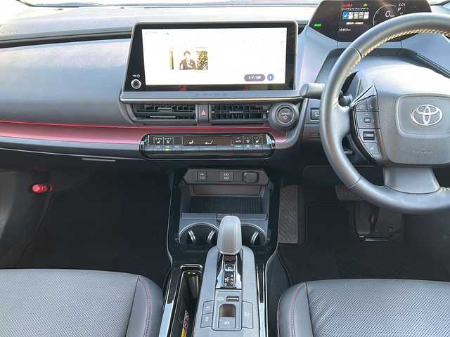 トヨタ プリウス Z 佐賀県 2023(令5)年 1.7万km プラチナホワイトパールマイカ 純正12.3インチディスプレイオーディオ/パノラミックビューモニター/レザーシート/運転席パワーシート/前席シートヒーター/前席シートベンチレーション/デジタルインナーミラー/ブラインドスポットモニター/メモリーシート/ビルトインETC/ステアリングヒーター/パワーバックドア/AC100V/ワイヤレス充電/プリクラッシュセーフティセンス/レーダークルーズコントロール/レーンディパーチャーアラート/リアクロストラフィックアラート/電動パーキングブレーキ/オートブレーキホールド/純正19インチアルミホイール/クリアランスソナー/スマートキー/スペアキー×１