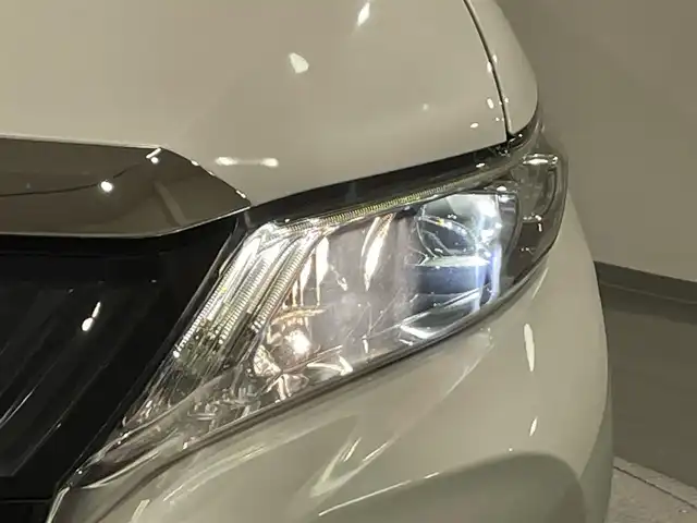 トヨタ ハリアー プレミアム 愛知県 2016(平28)年 5.3万km ホワイトパールクリスタルシャイン ＡＬＰＩＮＥＢＩＧＸ　/（Bluetooth/フルセグTV/CD・DVD再生）/サンルーフ　/純正エアロ(F/S/R)/ビルトインＥＴＣ　/ＬＥＤヘッドライト　/電動リアゲード　/バックカメラ　/オートクルーズコントロール　/オートハイビーム　/レーンキープアシスト　/プッシュスタート/スマートキー